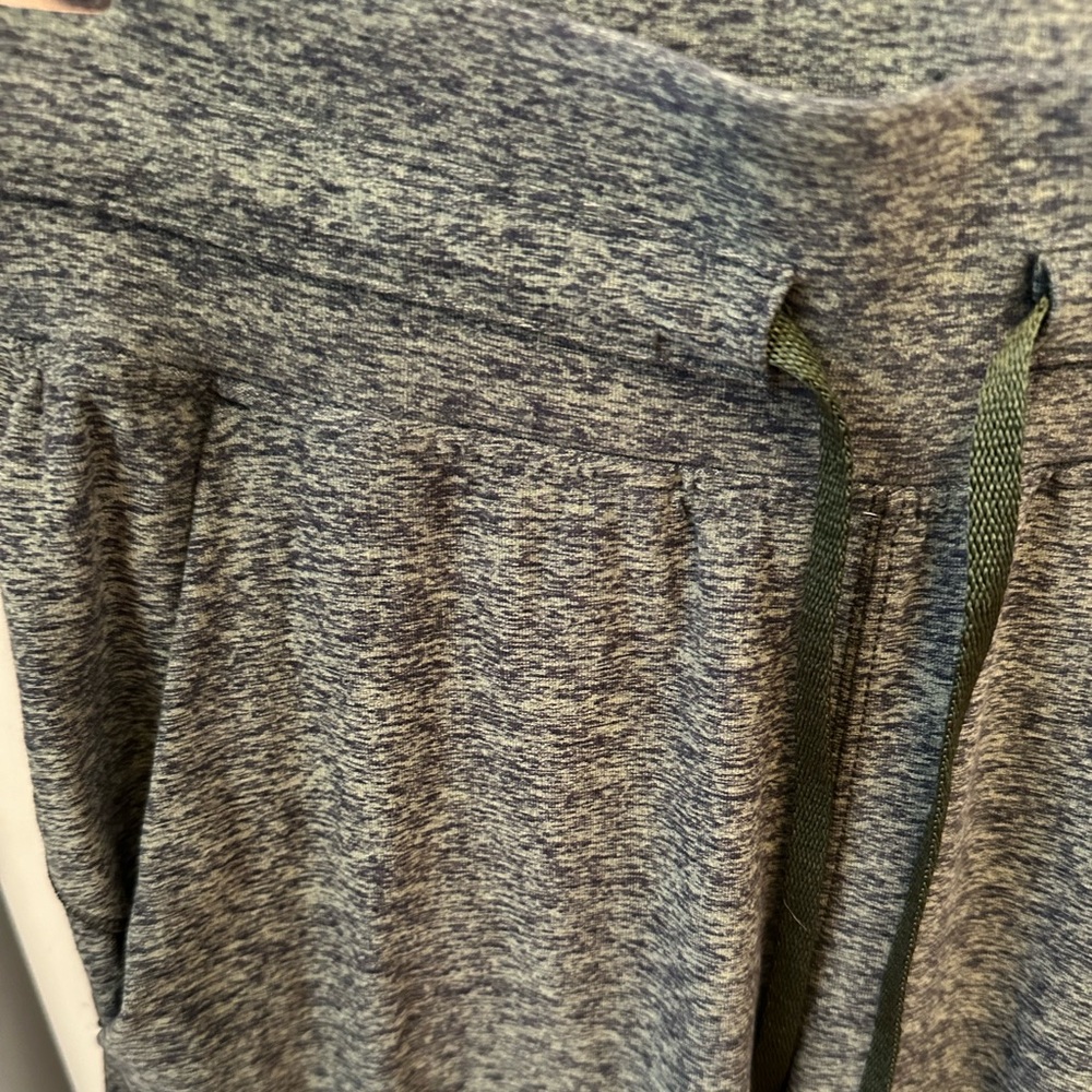 Lululemon high-rise jogger in rainforest green